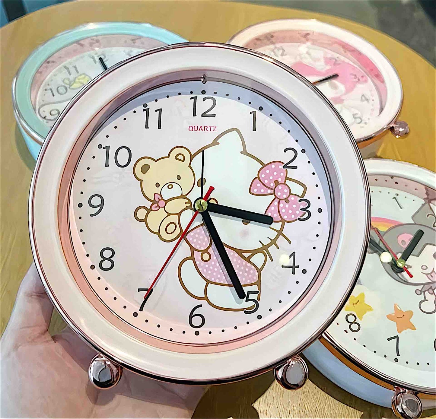 Reloj de mesa san rio